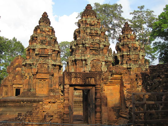 Bantaey  Srei - es wird das Juwel in der Krone von Angkors Kunst genannt - hier in Abendstimmung