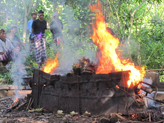rechs sieht man den Zufluss des Petroleums, das von einem Kanister, der im Baum aufgehaengt ist, herabfliesst
