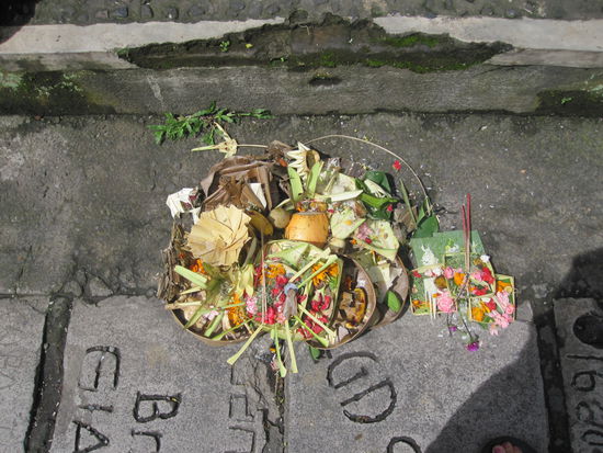 die Opfergaben auf dem Gehweg aus Platten mit eingravierten Namen