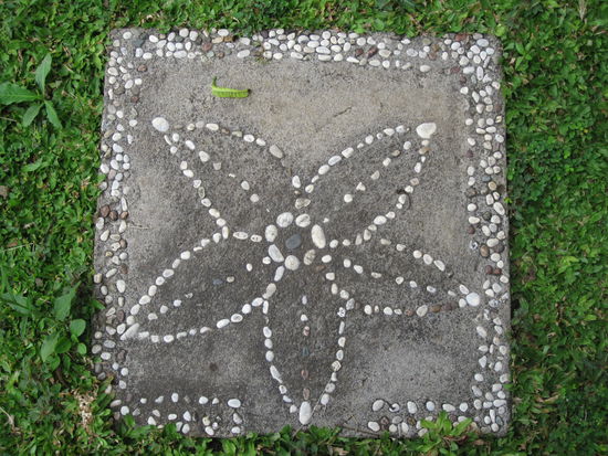 Pflasterstein und Stufen werde mit Kieselsteinen verziert