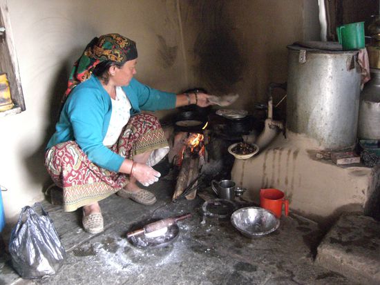Zum Fruehstueck baeckt Maya Gurung chapatis fuer mich
