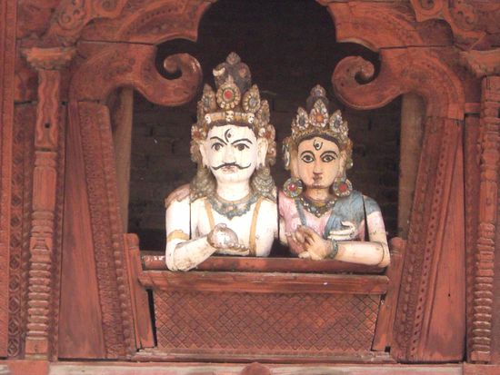 Ueber dem Platz wachen Shakti und Parvati