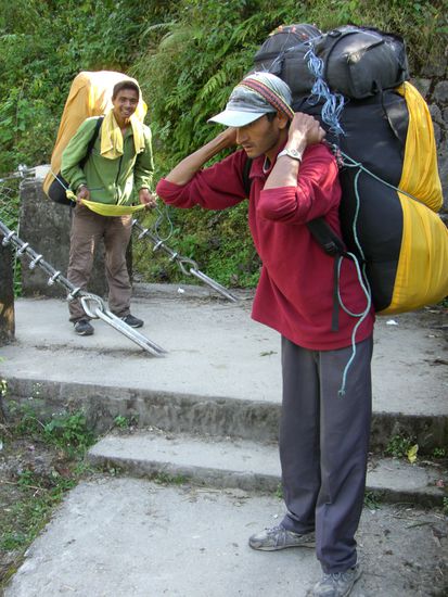 Trekker erleichtern sich gerne ihre Tour mit Traegern, die meist von sehr drahtiger Statur sind