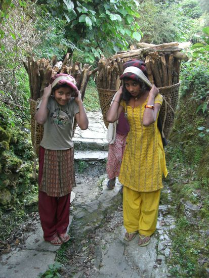  Auch Frauen bleiben von harter Arbeit nicht verschont
