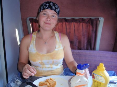 Picknick nach einem Bad in einem Fluss.