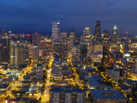 ... und liefen zur Space Needle. Einem Aussichtsturm. Mit dem Lift kamen wir hoch und wow! Wir konnten die Skyline von Seattle by Night sehen. Echt cool! Voll, wie man sich eine amerikanische Grossstadt vorstellt.