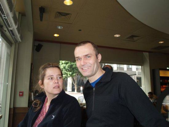 Schnappschuss von Roland und Susanne im Starbucks Coffee, das es hier wie Sand am Meer gibt. Der Kaffee schmeckt jedoch überall schlecht