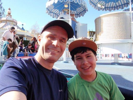 Roland und Silas in Disneyland.