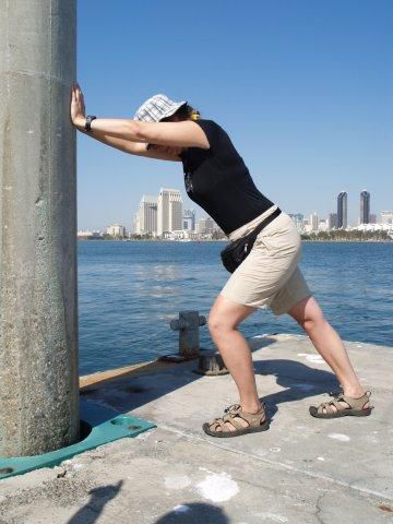 Dehnen beim Spaziergang auf der Insel Coronado