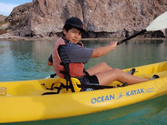 Silas per Kayak von einer Insel zur anderen.