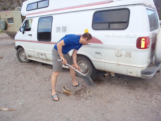 An einem Sandstrand bleiben wir mal wieder stecken und graben unseren Grossen aus. Zum guten Schluss müssen wir ihn aber doch noch rausziehen lassen.