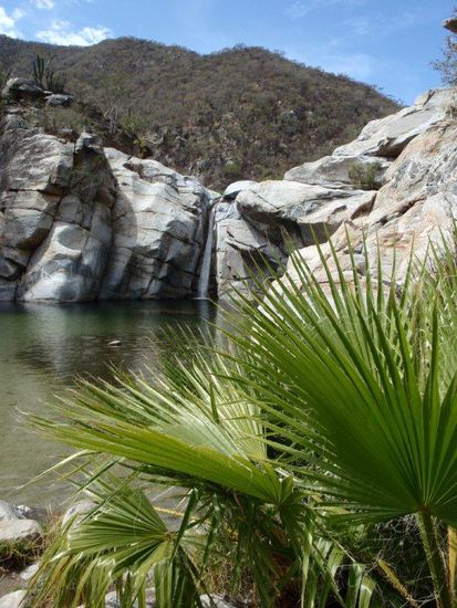 Unterwegs ein wunderschöner Wasserfall, der zum Baden einlädt.