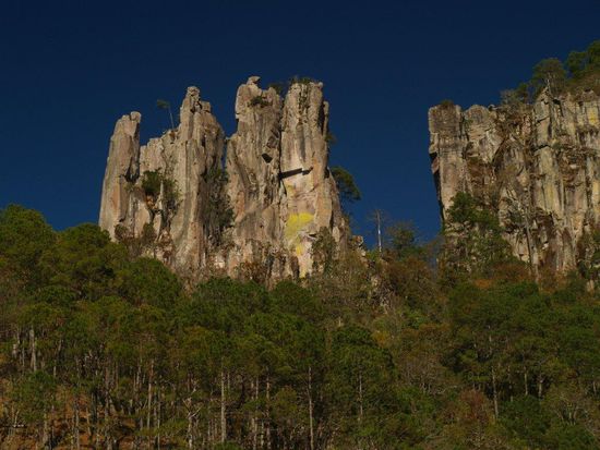 Diese Felsen heissen: "Zähne des Teufels".