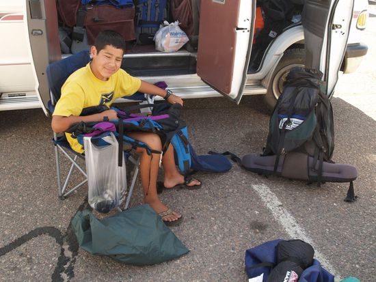 Silas am Packen fuer Hawaii