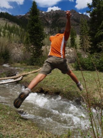 Silas riskiert nasse Fuesse, Wanderung bei den Maroon Bells, Aspen