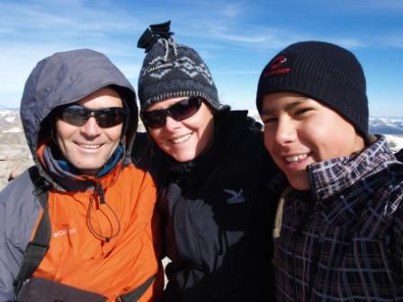 Dann ging es auf den Gipfel des Mt Evans. Die hoechste asphaltierte Strasse der ganzen USA fuehrt hinauf. Das Gute daran: Nur 30 Hoehenmeter, die man selbst gehen muss! Der Gipfel zählt mit 14.264 Fuß Höhe (ca 4350 m) zu den 54 sogenannten Fourteeners in Colorado, also den Gipfeln von über 14.000 Fuß Höhe