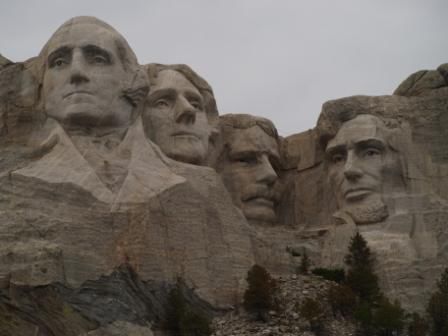 Dann sahen auch wir sie, die 4 Beruehmtheiten: Washington, Jefferson, Roosevelt und Lincoln. Eine Wahlfahrtsstaette fuer alle aufrechten Amerikaner/innen!