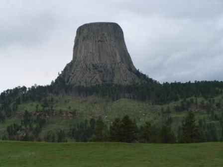 Ueber das Devils Tower National Monument, in Wyoming, nahmen wir Kurs auf den Yellowstone. Der Devils Tower ist sehr eindruecklich, da er inmitten einer sonst flachen Landschaft aus der Erde ragt