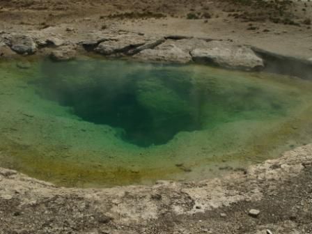 Dann endlich! Angekommen im Yellowstone, sehen wir die ersten Geysire. Im Yellowstone National Park gibt es die meisten der Welt! (2 Drittel)