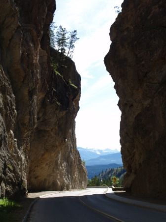 Auf diesem Bild ist die Einfahrt in den Kootenay National Park, British Colombia, Kanada, zu sehen. Dieser grenzt an den oben erwaehnten 2 Parks