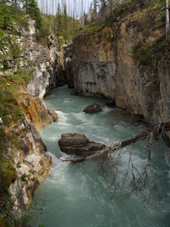 Mega schoene Schluchten gibt es in Kanada. Z.T. sind sie extrem hoch und eng