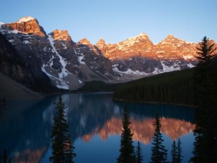 Auf der Wanderung lernten wir 2 nette Basler kennen, mit denen wir am naechsten Tag vor Sonnenaufgang zum Lake Moraine fuhren. Dort machten wir dann solche Aufnahmen