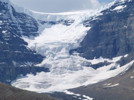 Das Colombia Icefield. Da wurde alle 10 Jahre ein Marker gesetzt, wo die Gletscherzunge aufhoerte. Ein eindrueckliches und trauriges Schauspiel, da der Gletscher sich schnell zurueckzieht...