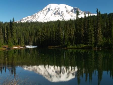 Mt Rainier bei Tag, ein sehr cooler Berg, der eigentlich ein Vulkan ist, der jederzeit ausbrechen koennte. Das waere eine Tragoedie, denn wenn alle diese Gletscher schmelzen wuerden...