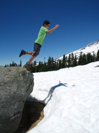 Spiel im Schnee, und das mitten im Sommer auf 1500 Meter Hoehe
