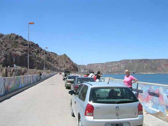 Auf dem Staudamm Atuel