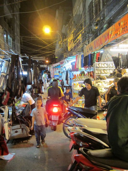 Shopping beim Night Market - A la Saigon...