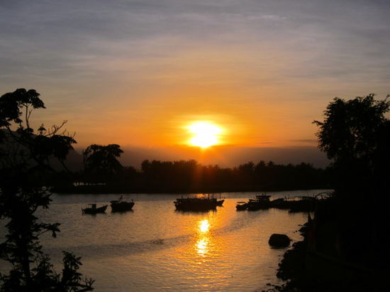 Sonnenuntergang über dem Fluss
