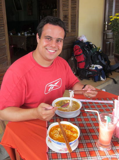 Morgendliche 'Pho' (Vietnamesisches Nationalfrühstück, Nudelsuppe mit Poulet- oder Rindfleisch) ...noch ein wenig verschlafen... 