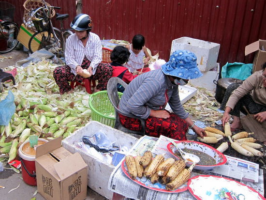 Mais vom Grill - Die Frau im Hintergrund hatte wohl heute viel zu tun... 