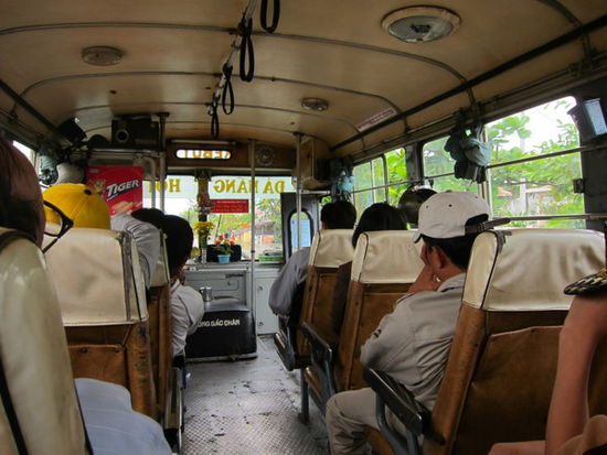 Der Bus von Noi An nach Da Nang - Bei der Abfahrt, kurze Zeit später war jede Ecke vollgestopft...