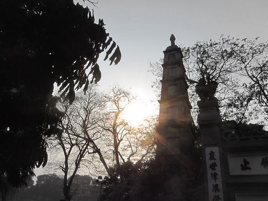 Der Schreibpinsel-Turm beim Jadetempel. Beide sind den Schreiberlingen und Dichtern der Nation gewidmet, damit sie auch sicher von der Muse geküsst werden