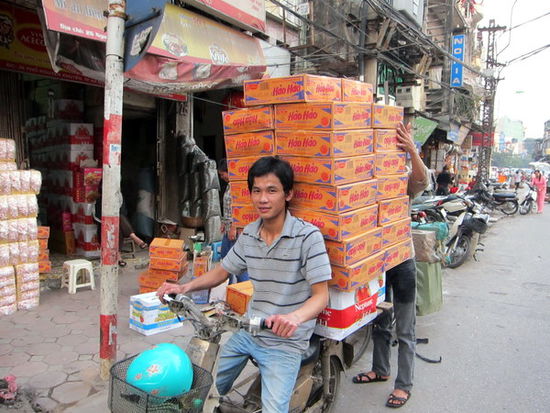 Lieferwagen überflüssig - In Vietnam funktioniert das übrigens auch mit Schweinen, Kühlschränken oder fünfköpfigen Familien