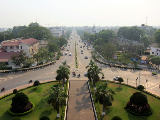 Aussicht vom Patu Xay - Rushhour in Vientiane
