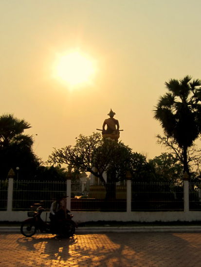 Auf dem Vorplatz des That Luang - König Sai Setthathirat blickt in den Sonnenuntergang
