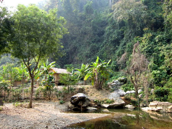 Kleiner Hof einer 'Hmong'-Familie bei der Watercave