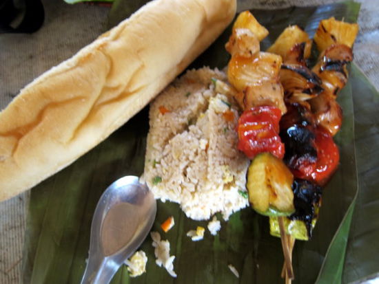 Der Lunch danach war köstlich - Gemüsereis im Bananenblatt gegart mit gegrillten Pouletspiessen