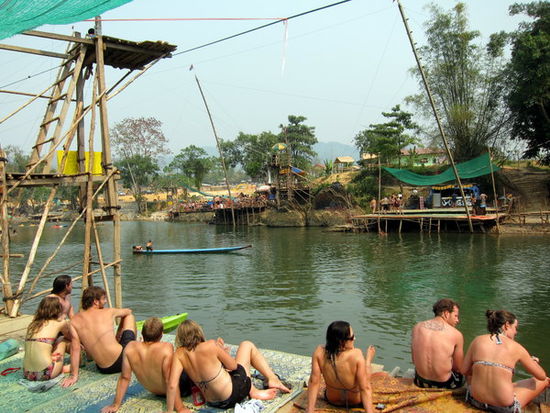 Tubingbar 1 - Von solchen Plattformen wie links oben stürzt man sich in den Fluss... That's fun!!!