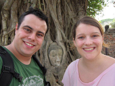 Liebe Grüsse in die kalte Schweiz - Wir zwei mit dem eingewachsenen Steinbuddha