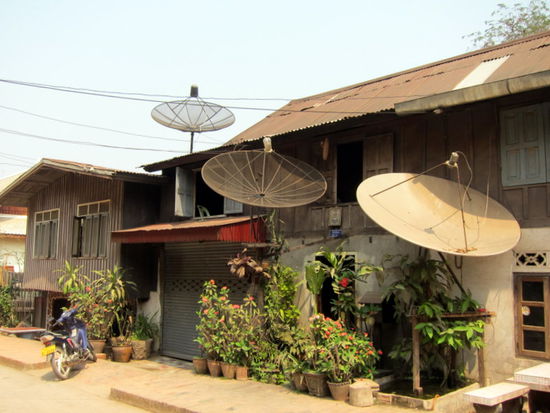 Impressionen - Egal wie einfach die Hütte, Sateliten-TV muss sein 