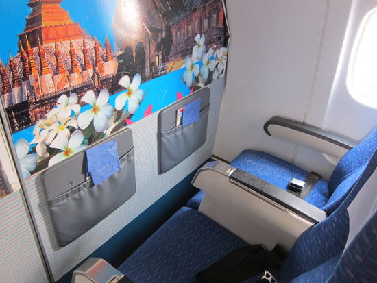 Beinfreiheit bemessen für Laoten - Zum Glück hatten wir unsere Plätze dahinter mit normalem Platzangebot 