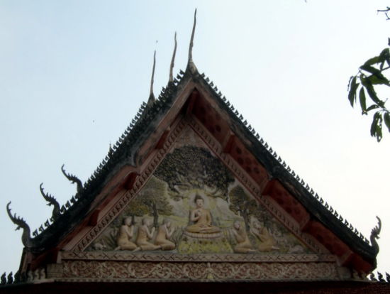 Buddha unter dem Bodhibaum umgeben von seinen Anhängern