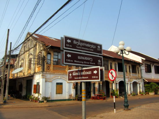 Strassenschilder, Stromleitungen und Kolonialarchitektur - Das ist Savannakhet