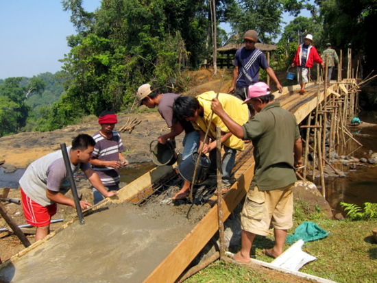 Beim Bau der neuen Rainseason-Brücke - Sie wird regelmässig weggeschwemmt