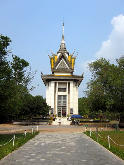 Die Gedächtnis-Stupa am Eingang - Hinter der gläsernen Front sind die Schädel von 5000 Opfern zu sehen. Die Opfer sollen nie vergessen werden