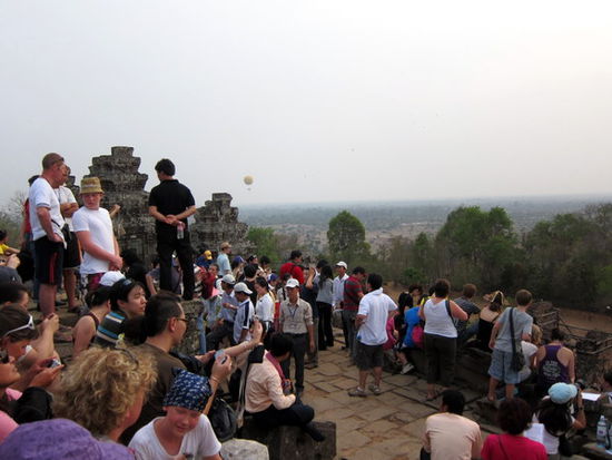Phnom Bakheng - Alle warten auf den Sonnenuntergang, im Hintergrund der Angkor-Highflyer